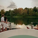 Botel Aquachill Houseboat & Wellness