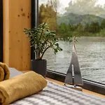 Botel Aquachill Houseboat & Wellness