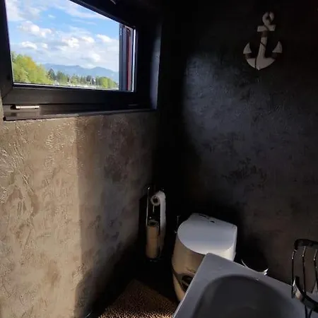 Aquachill Houseboat & Wellness Botel *