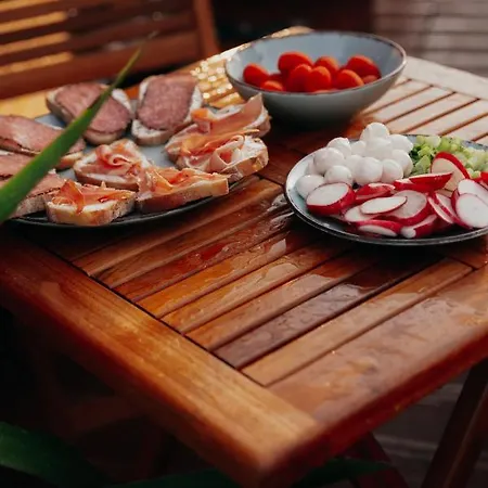 Botel Aquachill Houseboat & Wellness