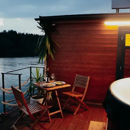 Aquachill Houseboat & Wellness Ботель *