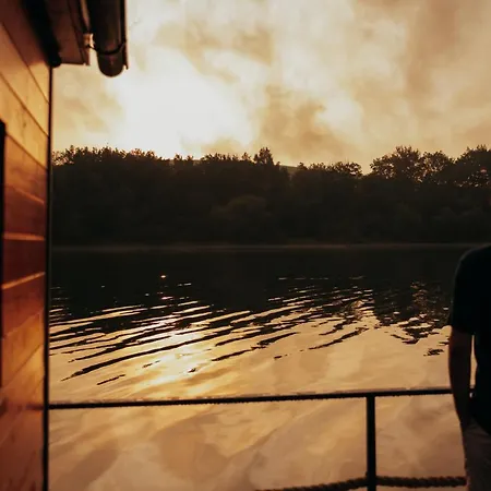 Ботель Aquachill Houseboat & Wellness