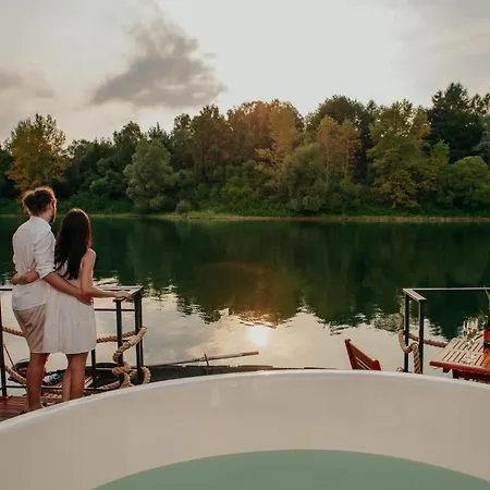 Ботель Aquachill Houseboat & Wellness