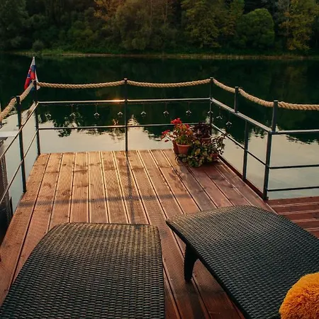 Aquachill Houseboat & Wellness *