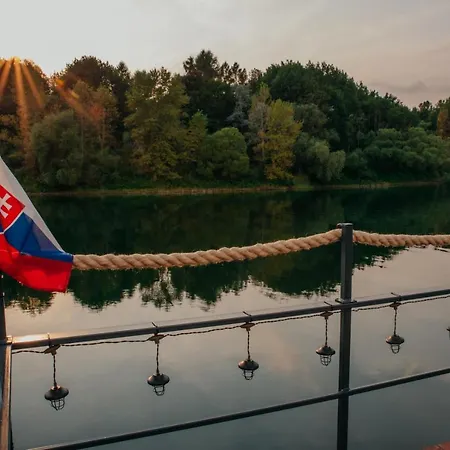 Aquachill Houseboat & Wellness Botel Liptovský Trnovec