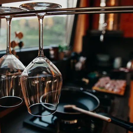 Botel Aquachill Houseboat & Wellness *