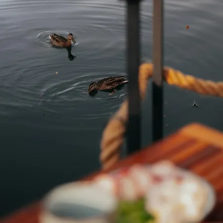 Aquachill Houseboat & Wellness Ботель